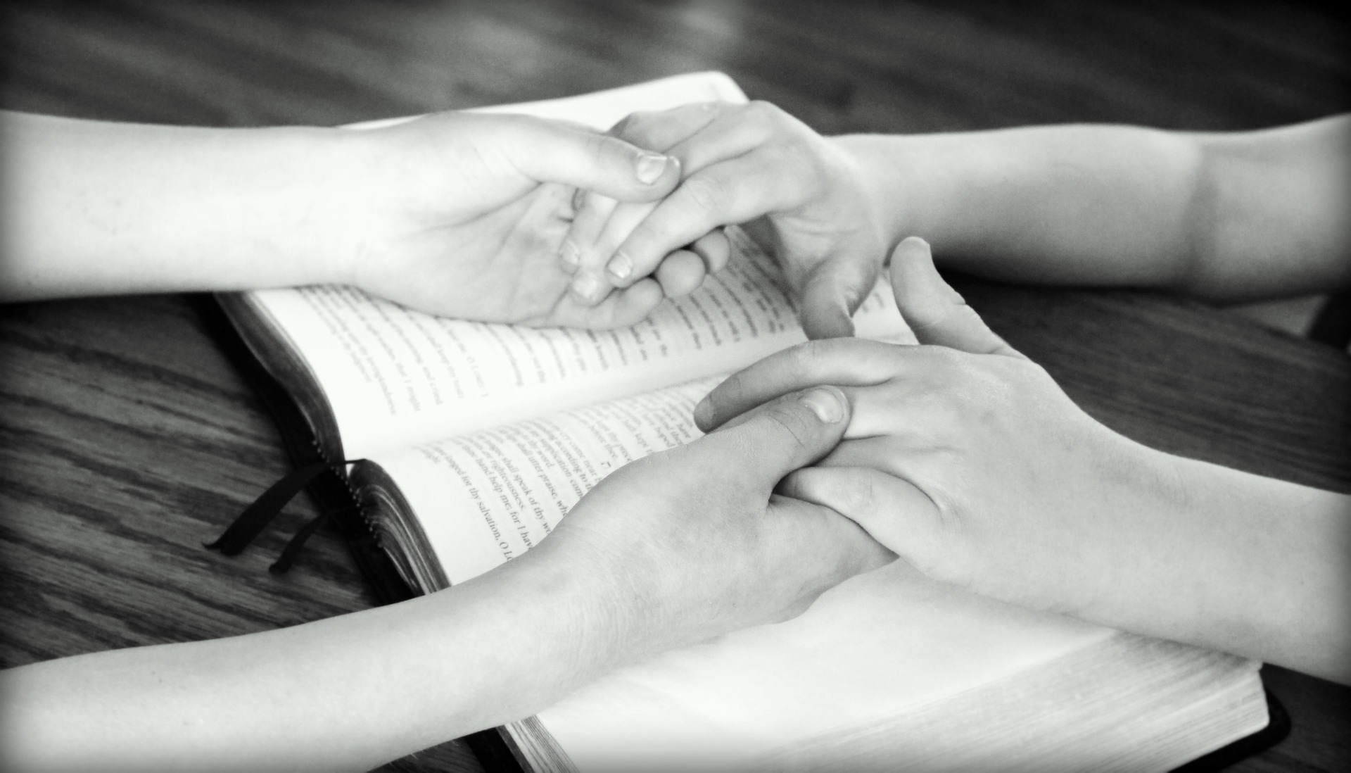 holding-hands-752878_1920