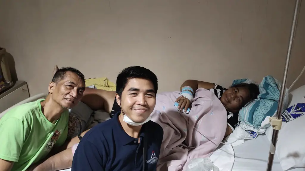 picture of my mama, papa, and me in the hospital room