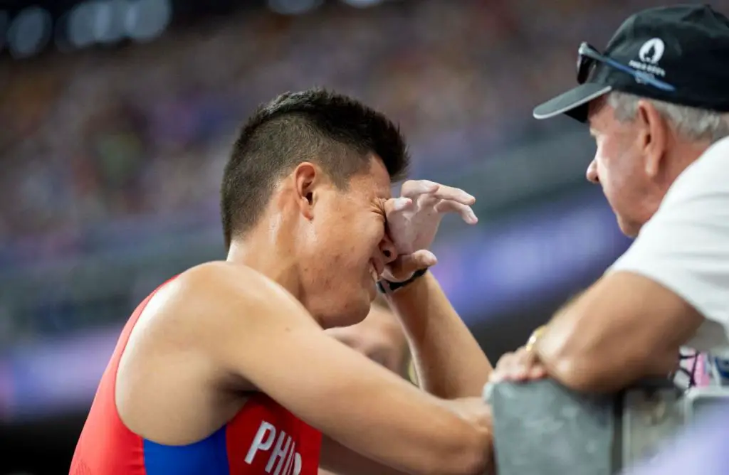 ej obiena being emotional after his loss in Olympics 2024